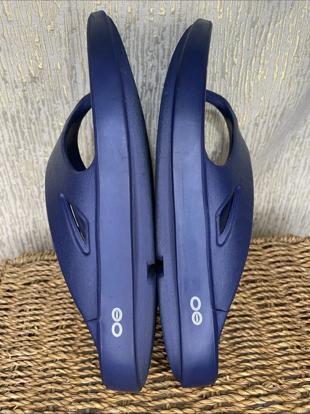 OOFOS Men's Navy Blue Recovery Flip Flops Sz 9 MINT